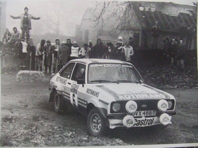 Ari Vatanen - David Richards
28º Lombard RAC Rally 1979. Ford Escort RS1800 MKII (GVX 488T). Clasificado 4º.

Del 18 al 21 de Noviembre, Chester, Inglaterra.
Superficie: tierra.

El Rally tenia un total de 2.120 km de los que 661.48 km divididos en 59 tramos eran especiales.

Se inscribieron 217 equipos, tomaron la salida 175, finalizaron 74.@
Palabras clave: Ari_Vatanen;David_Richards;Ford;Escort;RS1800;MKII;Gran_Bretaña;1979;RAC_Rally;MKII