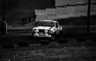 Ari Vatanen - David Richards
28º Lombard RAC Rally 1979. Ford Escort RS1800 MKII (GVX 488T). Clasificado 4º.

Del 18 al 21 de Noviembre, Chester, Inglaterra.
Superficie: tierra.

El Rally tenia un total de 2.120 km de los que 661.48 km divididos en 59 tramos eran especiales.

Se inscribieron 217 equipos, tomaron la salida 175, finalizaron 74.

[b]COPYRIGHT :[/b][url=lesashephotography.com] [b][u]lesashephotography.com.[/u][/b] [/url]
@
Palabras clave: Ari_Vatanen;David_Richards;Ford;Escort;RS1800;MKII;Gran_Bretaña;1979;RAC_Rally;MKII