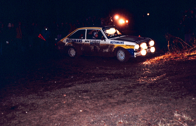 Ari Vatanen - David Richards
28º Lombard RAC Rally 1979. Ford Escort RS1800 MKII (GVX 488T). Clasificado 4º.

Del 18 al 21 de Noviembre, Chester, Inglaterra.
Superficie: tierra.

El Rally tenia un total de 2.120 km de los que 661.48 km divididos en 59 tramos eran especiales.

Se inscribieron 217 equipos, tomaron la salida 175, finalizaron 74.

[b]COPYRIGHT :[/b][url=lesashephotography.com] [b][u]lesashephotography.com.[/u][/b] [/url]
@
Palabras clave: ;Ford;Escort;RS1800;MKII;Gran_Bretaña;1979;RAC_Rally;MKII