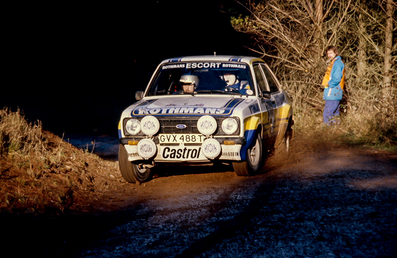 Ari Vatanen - David Richards
28º Lombard RAC Rally 1979. Ford Escort RS1800 MKII (GVX 488T). Clasificado 4º.

Del 18 al 21 de Noviembre, Chester, Inglaterra.
Superficie: tierra.

El Rally tenia un total de 2.120 km de los que 661.48 km divididos en 59 tramos eran especiales.

Se inscribieron 217 equipos, tomaron la salida 175, finalizaron 74.

[b]COPYRIGHT :[/b][url=lesashephotography.com] [b][u]lesashephotography.com.[/u][/b] [/url]
@
Palabras clave: ;Ford;Escort;RS1800;MKII;Gran_Bretaña;1979;RAC_Rally;MKII