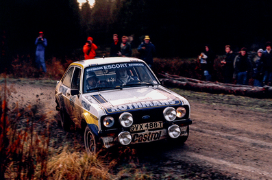 Ari Vatanen - David Richards
28º Lombard RAC Rally 1979. Ford Escort RS1800 MKII (GVX 488T). Clasificado 4º.

Del 18 al 21 de Noviembre, Chester, Inglaterra.
Superficie: tierra.

El Rally tenia un total de 2.120 km de los que 661.48 km divididos en 59 tramos eran especiales.

Se inscribieron 217 equipos, tomaron la salida 175, finalizaron 74.

[b]COPYRIGHT :[/b][url=lesashephotography.com] [b][u]lesashephotography.com.[/u][/b] [/url]
@
Palabras clave: Ari_Vatanen;David_Richards;Ford;Escort;RS1800;MKII;Gran_Bretaña;1979;RAC_Rally;MKII