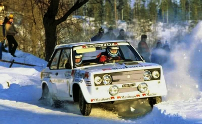 Markku Alen - Ilkka Kivimaki
29º International Suecia Rally 1979. Fiat 131 Abarth (TO P35975). Clasificado 4º.

Del 16 al 18. de Febrero, Karlstad, Suecia.
Superficie: nieve - hielo. 

El Rally tenia un total de 1,445.00 Km de los que 630.00 Km divididos en 38 tramos eran especiales.

Se inscribieron 113 equipos, tomaron la salida 113, finalizaron 39.@
Palabras clave: Markku_Alen;Fiat;Abarth;Suecia;1979;Nieve
