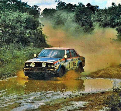Rauno Aaltonen - Lofty Drews
27º Safari Rally 1979. Datsun 160J. Clasificado 5º.

Del 12 al 16 de Abril, Nairobi, Kenya, África.
Superficie: tierra.

El Rally tenia un total de 5027.46 km con 82 controles horarios.

Tomaron la salida 66 equipos, finalizaron 21.@
Palabras clave: ;Datsun;Safari;1979