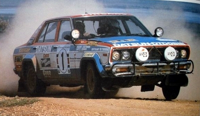 Rauno Aaltonen - Lofty Drews
27º Safari Rally 1979. Datsun 160J. Clasificado 5º.

Del 12 al 16 de Abril, Nairobi, Kenya, África.
Superficie: tierra.

El Rally tenia un total de 5027.46 km con 82 controles horarios.

Tomaron la salida 66 equipos, finalizaron 21.@
Palabras clave: ;Datsun;Safari;1979
