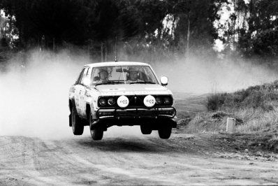 Rauno Aaltonen - Lofty Drews
27º Safari Rally 1979. Datsun 160J. Clasificado 5º.

Del 12 al 16 de Abril, Nairobi, Kenya, África.
Superficie: tierra.

El Rally tenia un total de 5027.46 km con 82 controles horarios.

Tomaron la salida 66 equipos, finalizaron 21.@
Palabras clave: ;Datsun;Safari;1979;
