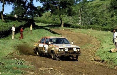 Rauno Aaltonen - Lofty Drews
27º Safari Rally 1979. Datsun 160J. Clasificado 5º.

Del 12 al 16 de Abril, Nairobi, Kenya, África.
Superficie: tierra.

El Rally tenia un total de 5027.46 km con 82 controles horarios.

Tomaron la salida 66 equipos, finalizaron 21.@
Palabras clave: ;Datsun;Safari;1979