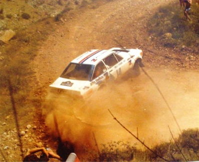 Anastasios Markouizos (Iaveris) - Kostas Stefanis
26º Acropolis Rally 1979. Ford Escort RS1800 MKII. Clasificado 5º.

Del 28 al 31 de Mayo, Atenas, Grecia.
Superficie: tierra.

El Rally tenia un total de 2974 km de los que 1006.50 km divididos en 58 tramos eran especiales (4 de ellas fueron canceladas SS14 Aliakmon Lake de 15,20 Km, SS19 Sikaminea de 14 Km, SS20 Goni Haiprins de 20,40 Km y SS21 Goni de 13,60 Km).

Tomaron la salida 153 equipos, finalizaron 20.@
Palabras clave: Ford;Escort;MKII;Acropolis;Grecia;1979;MKII