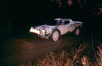 Markku Alén - Ilkka Kivimäki
28º Lombard RAC Rally 1979. Lancia Stratos HF. Clasificado 5º.

Del 18 al 21 de Noviembre, Chester, Inglaterra.
Superficie: tierra.

El Rally tenia un total de 2.120 km de los que 661.48 km divididos en 59 tramos eran especiales.

Se inscribieron 217 equipos, tomaron la salida 175, finalizaron 74.

[b]COPYRIGHT :[/b][url=lesashephotography.com] [b][u]lesashephotography.com.[/u][/b] [/url]
@
Palabras clave: Markku_Alen;Lancia;Stratos;Gran_Bretaña;1979;RAC_Rally