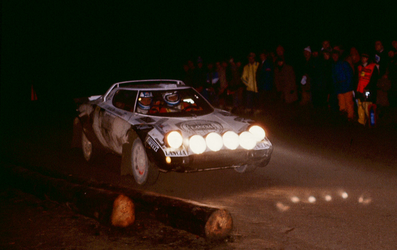 Markku Alén - Ilkka Kivimäki
28º Lombard RAC Rally 1979. Lancia Stratos HF. Clasificado 5º.

Del 18 al 21 de Noviembre, Chester, Inglaterra.
Superficie: tierra.

El Rally tenia un total de 2.120 km de los que 661.48 km divididos en 59 tramos eran especiales.

Se inscribieron 217 equipos, tomaron la salida 175, finalizaron 74.

[b]COPYRIGHT :[/b][url=lesashephotography.com] [b][u]lesashephotography.com.[/u][/b] [/url]
@
Palabras clave: Markku_Alen;Lancia;Stratos;Gran_Bretaña;1979;RAC_Rally
