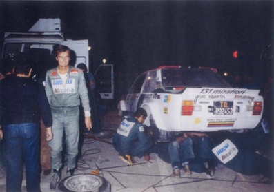 Asistencia en el 21º Rallye Sanremo 1979
En el Fiat 131 Abarth (TO R92453) de Markku Alén - Ilkka Kivimäki, clasificado 6º.

Del 1 al 7 de Octubre, Sanremo, Imperia, Liguria, Italia.
Superficie: asfalto - tierra.

El Rally tenia un total de 3353 km de los que 1078 km divididos en 74 tramos eran especiales, (8 de ellas fueron canceladas).

Se inscribieron 72 equipos, tomaron la salida 67, finalizaron 26.@
Palabras clave: Markku_Alen;Fiat;Abarth;Sanremo;1979;Asistencias;Personajes