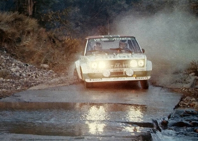 Markku Alén - Ilkka Kivimäki
21º Rally de Sanremo 1979. Fiat 131 Abarth (TO R92453). Clasificado 6º.

Del 1 al 7 de Octubre, Sanremo, Imperia, Liguria, Italia.
Superficie: asfalto - tierra.

El Rally tenia un total de 3353 km de los que 1078 km divididos en 74 tramos eran especiales, (8 de ellas fueron canceladas).

Se inscribieron 72 equipos, tomaron la salida 67, finalizaron 26.@@
Palabras clave: Markku_Alen;Fiat;Abarth;Sanremo;1979