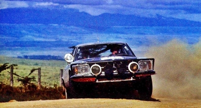 Bjorn Waldegard - Hans Thorszelius
27º Safari Rally 1979. Mercedes-Benz 450 SLC (S-DP 1910). Clasificado 6º.

Del 12 al 16 de Abril, Nairobi, Kenya, África.
Superficie: tierra.

El Rally tenia un total de 5027.46 km con 82 controles horarios.

Tomaron la salida 66 equipos, finalizaron 21.@
Palabras clave: ;Safari;Mercedes_Benz;SLC;1979