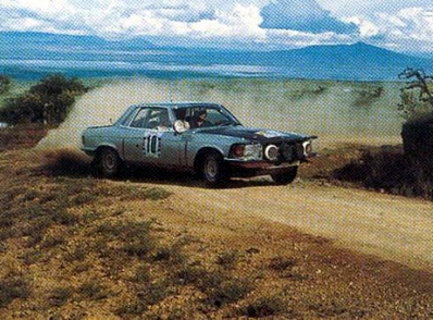 Bjorn Waldegard - Hans Thorszelius
27º Safari Rally 1979. Mercedes-Benz 450 SLC (S-DP 1910). Clasificado 6º.

Del 12 al 16 de Abril, Nairobi, Kenya, África.
Superficie: tierra.

El Rally tenia un total de 5027.46 km con 82 controles horarios.

Tomaron la salida 66 equipos, finalizaron 21.@
Palabras clave: ;Safari;Mercedes_Benz;SLC;1979