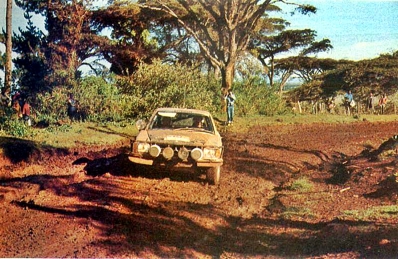 Bjorn Waldegard - Hans Thorszelius
27º Safari Rally 1979. Mercedes-Benz 450 SLC (S-DP 1910). Clasificado 6º.

Del 12 al 16 de Abril, Nairobi, Kenya, África.
Superficie: tierra.

El Rally tenia un total de 5027.46 km con 82 controles horarios.

Tomaron la salida 66 equipos, finalizaron 21.@
Palabras clave: ;Safari;Mercedes_Benz;SLC;1979