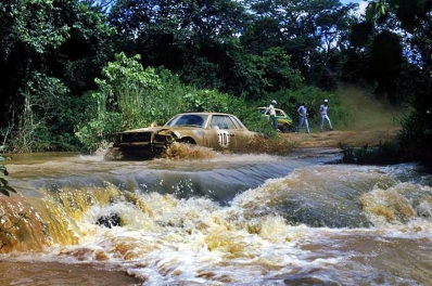 Bjorn Waldegard - Hans Thorszelius
27º Safari Rally 1979. Mercedes-Benz 450 SLC (S-DP 1910). Clasificado 6º.

Del 12 al 16 de Abril, Nairobi, Kenya, África.
Superficie: tierra.

El Rally tenia un total de 5027.46 km con 82 controles horarios.

Tomaron la salida 66 equipos, finalizaron 21.@
Palabras clave: ;Safari;Mercedes_Benz;SLC;1979