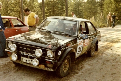 Lasse Lampi - Pentti Kuukkala
29º Jyväskylän Suurajot - Rally de los 1000 Lagos 1979. Ford Escort RS 1800 MkII (THV 272). Clasificado 6º.

Del 24 al 28 de Agosto, Jyväskylä, Finlandia.
Superficie: tierra.

El Rally tenia un total de 1448.50 km de los que 423.50 km divididos en 45 tramos eran especiales (2 de ellas fueron canceladas SS20 y SS29).

Se inscribieron 133, tomaron la salida 128, finalizaron 74.@
Palabras clave: ;Ford;Escort;MKII;MKII;Finlandia;1979