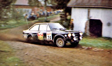 Lasse Lampi - Pentti Kuukkala
29º Jyväskylän Suurajot - Rally de los 1000 Lagos 1979. Ford Escort RS 1800 MkII (THV 272). Clasificado 6º.

Del 24 al 28 de Agosto, Jyväskylä, Finlandia.
Superficie: tierra.

El Rally tenia un total de 1448.50 km de los que 423.50 km divididos en 45 tramos eran especiales (2 de ellas fueron canceladas SS20 y SS29).

Se inscribieron 133, tomaron la salida 128, finalizaron 74.@

Palabras clave: ;Ford;Escort;MKII;MKII;Finlandia;1979
