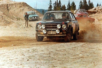 Lasse Lampi - Pentti Kuukkala
29º Jyväskylän Suurajot - Rally de los 1000 Lagos 1979. Ford Escort RS 1800 MkII (THV 272). Clasificado 6º.

Del 24 al 28 de Agosto, Jyväskylä, Finlandia.
Superficie: tierra.

El Rally tenia un total de 1448.50 km de los que 423.50 km divididos en 45 tramos eran especiales (2 de ellas fueron canceladas SS20 y SS29).

Se inscribieron 133, tomaron la salida 128, finalizaron 74.@
Palabras clave: ;Ford;Escort;MKII;MKII;Finlandia;1979