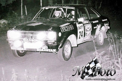 Lasse Lampi - Pentti Kuukkala
29º Jyväskylän Suurajot - Rally de los 1000 Lagos 1979. Ford Escort RS 1800 MkII (THV 272). Clasificado 6º.

Del 24 al 28 de Agosto, Jyväskylä, Finlandia.
Superficie: tierra.

El Rally tenia un total de 1448.50 km de los que 423.50 km divididos en 45 tramos eran especiales (2 de ellas fueron canceladas SS20 y SS29).

Se inscribieron 133, tomaron la salida 128, finalizaron 74.@
Palabras clave: ;Ford;Escort;MKII;MKII;Finlandia;1979