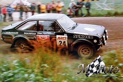 Lasse Lampi - Pentti Kuukkala
29º Jyväskylän Suurajot - Rally de los 1000 Lagos 1979. Ford Escort RS 1800 MkII (THV 272). Clasificado 6º.

Del 24 al 28 de Agosto, Jyväskylä, Finlandia.
Superficie: tierra.

El Rally tenia un total de 1448.50 km de los que 423.50 km divididos en 45 tramos eran especiales (2 de ellas fueron canceladas SS20 y SS29).

Se inscribieron 133, tomaron la salida 128, finalizaron 74.@
Palabras clave: ;Ford;Escort;MKII;MKII;Finlandia;1979