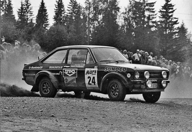 Lasse Lampi - Pentti Kuukkala
29º Jyväskylän Suurajot - Rally de los 1000 Lagos 1979. Ford Escort RS 1800 MkII (THV 272). Clasificado 6º.

Del 24 al 28 de Agosto, Jyväskylä, Finlandia.
Superficie: tierra.

El Rally tenia un total de 1448.50 km de los que 423.50 km divididos en 45 tramos eran especiales (2 de ellas fueron canceladas SS20 y SS29).

Se inscribieron 133, tomaron la salida 128, finalizaron 74.@
Palabras clave: ;Ford;Escort;MKII;MKII;Finlandia;1979