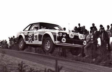 Tapio Rainio - Erkki Nyman
29º Jyväskylän Suurajot - Rally de los 1000 Lagos 1979. Toyota Celica RA40 2000 GT (BYC-883). Clasificado 7º.

Del 24 al 28 de Agosto, Jyväskylä, Finlandia.
Superficie: tierra.

El Rally tenia un total de 1448.50 km de los que 423.50 km divididos en 45 tramos eran especiales (2 de ellas fueron canceladas SS20 y SS29).

Se inscribieron 133, tomaron la salida 128, finalizaron 74.@
Palabras clave: Tapio_Rainio;Erkki_Nyman;Toyota;Celica;Finlandia;1979;