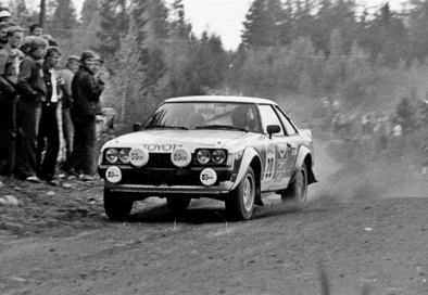Tapio Rainio - Erkki Nyman
29º Jyväskylän Suurajot - Rally de los 1000 Lagos 1979. Toyota Celica RA40 2000 GT (BYC-883). Clasificado 7º.

Del 24 al 28 de Agosto, Jyväskylä, Finlandia.
Superficie: tierra.

El Rally tenia un total de 1448.50 km de los que 423.50 km divididos en 45 tramos eran especiales (2 de ellas fueron canceladas SS20 y SS29).

Se inscribieron 133, tomaron la salida 128, finalizaron 74.@
Palabras clave: Tapio_Rainio;Erkki_Nyman;Toyota;Celica;Finlandia;1979