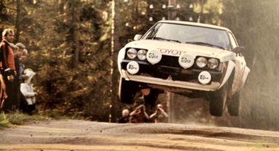 Tapio Rainio - Erkki Nyman
29º Jyväskylän Suurajot - Rally de los 1000 Lagos 1979. Toyota Celica RA40 2000 GT (BYC-883). Clasificado 7º.

Del 24 al 28 de Agosto, Jyväskylä, Finlandia.
Superficie: tierra.

El Rally tenia un total de 1448.50 km de los que 423.50 km divididos en 45 tramos eran especiales (2 de ellas fueron canceladas SS20 y SS29).

Se inscribieron 133, tomaron la salida 128, finalizaron 74.@
Palabras clave: Tapio_Rainio;Erkki_Nyman;Toyota;Celica;Finlandia;1979;