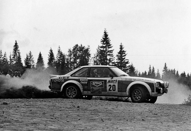 Tapio Rainio - Erkki Nyman
29º Jyväskylän Suurajot - Rally de los 1000 Lagos 1979. Toyota Celica RA40 2000 GT (BYC-883). Clasificado 7º.

Del 24 al 28 de Agosto, Jyväskylä, Finlandia.
Superficie: tierra.

El Rally tenia un total de 1448.50 km de los que 423.50 km divididos en 45 tramos eran especiales (2 de ellas fueron canceladas SS20 y SS29).

Se inscribieron 133, tomaron la salida 128, finalizaron 74.@
Palabras clave: Tapio_Rainio;Erkki_Nyman;Toyota;Celica;Finlandia;1979