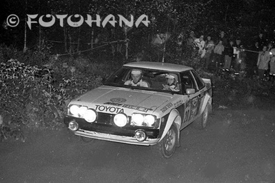 Tapio Rainio - Erkki Nyman
29º Jyväskylän Suurajot - Rally de los 1000 Lagos 1979. Toyota Celica RA40 2000 GT (BYC-883). Clasificado 7º.

Del 24 al 28 de Agosto, Jyväskylä, Finlandia.
Superficie: tierra.

El Rally tenia un total de 1448.50 km de los que 423.50 km divididos en 45 tramos eran especiales (2 de ellas fueron canceladas SS20 y SS29).

Se inscribieron 133, tomaron la salida 128, finalizaron 74.@
Palabras clave: Tapio_Rainio;Erkki_Nyman;Toyota;Celica;Finlandia;1979