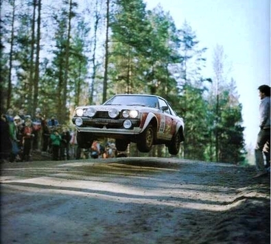 Tapio Rainio - Erkki Nyman
29º Jyväskylän Suurajot - Rally de los 1000 Lagos 1979. Toyota Celica RA40 2000 GT (BYC-883). Clasificado 7º.

Del 24 al 28 de Agosto, Jyväskylä, Finlandia.
Superficie: tierra.

El Rally tenia un total de 1448.50 km de los que 423.50 km divididos en 45 tramos eran especiales (2 de ellas fueron canceladas SS20 y SS29).

Se inscribieron 133, tomaron la salida 128, finalizaron 74.@
Palabras clave: Tapio_Rainio;Erkki_Nyman;Toyota;Celica;Finlandia;1979;
