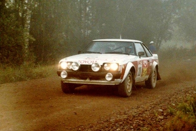 Tapio Rainio - Erkki Nyman
29º Jyväskylän Suurajot - Rally de los 1000 Lagos 1979. Toyota Celica RA40 2000 GT (BYC-883). Clasificado 7º.

Del 24 al 28 de Agosto, Jyväskylä, Finlandia.
Superficie: tierra.

El Rally tenia un total de 1448.50 km de los que 423.50 km divididos en 45 tramos eran especiales (2 de ellas fueron canceladas SS20 y SS29).

Se inscribieron 133, tomaron la salida 128, finalizaron 74.@
Palabras clave: Tapio_Rainio;Erkki_Nyman;Toyota;Celica;Finlandia;1979