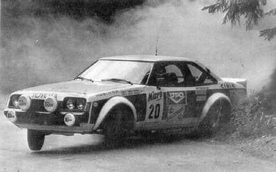 Tapio Rainio - Erkki Nyman
29º Jyväskylän Suurajot - Rally de los 1000 Lagos 1979. Toyota Celica RA40 2000 GT (BYC-883). Clasificado 7º.

Del 24 al 28 de Agosto, Jyväskylä, Finlandia.
Superficie: tierra.

El Rally tenia un total de 1448.50 km de los que 423.50 km divididos en 45 tramos eran especiales (2 de ellas fueron canceladas SS20 y SS29).

Se inscribieron 133, tomaron la salida 128, finalizaron 74.@
Palabras clave: Tapio_Rainio;Erkki_Nyman;Toyota;Celica;Finlandia;1979