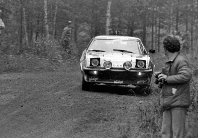 Per Eklund - Hans Sylvan
29º Jyväskylän Suurajot - Rally de los 1000 Lagos 1979. Triumph TR7 V8 (TUD 682T). Clasificado 8º.

Del 24 al 28 de Agosto, Jyväskylä, Finlandia.
Superficie: tierra.

El Rally tenia un total de 1448.50 km de los que 423.50 km divididos en 45 tramos eran especiales (2 de ellas fueron canceladas SS20 y SS29).

Se inscribieron 133, tomaron la salida 128, finalizaron 74.@
Palabras clave: ;Hans_Sylvan;Mazda;TR7;Finlandia;1979