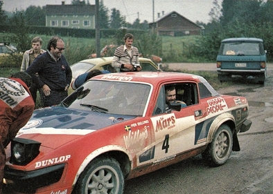 Per Eklund - Hans Sylvan
29º Jyväskylän Suurajot - Rally de los 1000 Lagos 1979. Triumph TR7 V8 (TUD 682T). Clasificado 8º.

Del 24 al 28 de Agosto, Jyväskylä, Finlandia.
Superficie: tierra.

El Rally tenia un total de 1448.50 km de los que 423.50 km divididos en 45 tramos eran especiales (2 de ellas fueron canceladas SS20 y SS29).

Se inscribieron 133, tomaron la salida 128, finalizaron 74.@
Palabras clave: ;Hans_Sylvan;Mazda;TR7;Finlandia;1979