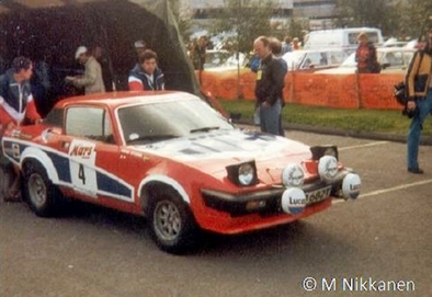 Per Eklund - Hans Sylvan
29º Jyväskylän Suurajot - Rally de los 1000 Lagos 1979. Triumph TR7 V8 (TUD 682T). Clasificado 8º.

Del 24 al 28 de Agosto, Jyväskylä, Finlandia.
Superficie: tierra.

El Rally tenia un total de 1448.50 km de los que 423.50 km divididos en 45 tramos eran especiales (2 de ellas fueron canceladas SS20 y SS29).

Se inscribieron 133, tomaron la salida 128, finalizaron 74.@
Palabras clave: ;Hans_Sylvan;Mazda;TR7;Finlandia;1979