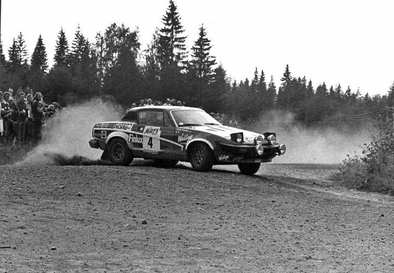 Per Eklund - Hans Sylvan
29º Jyväskylän Suurajot - Rally de los 1000 Lagos 1979. Triumph TR7 V8 (TUD 682T). Clasificado 8º.

Del 24 al 28 de Agosto, Jyväskylä, Finlandia.
Superficie: tierra.

El Rally tenia un total de 1448.50 km de los que 423.50 km divididos en 45 tramos eran especiales (2 de ellas fueron canceladas SS20 y SS29).

Se inscribieron 133, tomaron la salida 128, finalizaron 74.@
Palabras clave: ;Hans_Sylvan;Mazda;TR7;Finlandia;1979