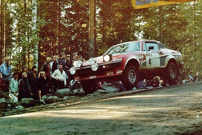 Per Eklund - Hans Sylvan
29º Jyväskylän Suurajot - Rally de los 1000 Lagos 1979. Triumph TR7 V8 (TUD 682T). Clasificado 8º.

Del 24 al 28 de Agosto, Jyväskylä, Finlandia.
Superficie: tierra.

El Rally tenia un total de 1448.50 km de los que 423.50 km divididos en 45 tramos eran especiales (2 de ellas fueron canceladas SS20 y SS29).

Se inscribieron 133, tomaron la salida 128, finalizaron 74.@
Palabras clave: ;Hans_Sylvan;Mazda;TR7;Finlandia;1979;