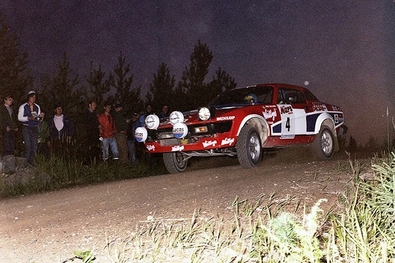 Per Eklund - Hans Sylvan
29º Jyväskylän Suurajot - Rally de los 1000 Lagos 1979. Triumph TR7 V8 (TUD 682T). Clasificado 8º.

Del 24 al 28 de Agosto, Jyväskylä, Finlandia.
Superficie: tierra.

El Rally tenia un total de 1448.50 km de los que 423.50 km divididos en 45 tramos eran especiales (2 de ellas fueron canceladas SS20 y SS29).

Se inscribieron 133, tomaron la salida 128, finalizaron 74.@
Palabras clave: ;Hans_Sylvan;Mazda;TR7;Finlandia;1979;