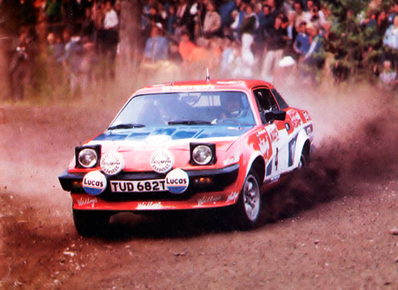 Per Eklund - Hans Sylvan
29º Jyväskylän Suurajot - Rally de los 1000 Lagos 1979. Triumph TR7 V8 (TUD 682T). Clasificado 8º.

Del 24 al 28 de Agosto, Jyväskylä, Finlandia.
Superficie: tierra.

El Rally tenia un total de 1448.50 km de los que 423.50 km divididos en 45 tramos eran especiales (2 de ellas fueron canceladas SS20 y SS29).

Se inscribieron 133, tomaron la salida 128, finalizaron 74.@
Palabras clave: ;Hans_Sylvan;Triumph;TR7;Finlandia;1979