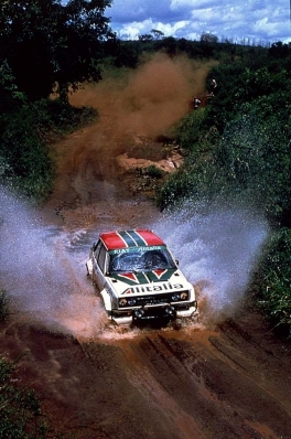 Walter Röhrl - Christian Geistdörfer
27º Safari Rally 1979. Fiat 131 Abarth (TO R92448). Clasificado 8º.

Del 12 al 16 de Abril, Nairobi, Kenya, África.
Superficie: tierra.

El Rally tenia un total de 5027.46 km con 82 controles horarios.

Tomaron la salida 66 equipos, finalizaron 21.@
Palabras clave: Walter_Röhrl;Fiat;Abarth;safari;1979