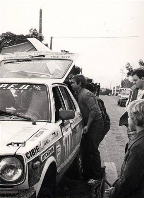 Jean-Pierre Mari - Patrick de la Foata
23º Tour de Corse 1979. Toyota Starlet (606 BG 2A). Clasificado 8º.

Del 2 al 4 de Noviembre, Ajaccio, Córcega, Francia.
Superficie: asfalto.

El Rally tenia un total de 2040.00 km de los que 1128.90 km divididos en 22 tramos eran especiales.

Se inscribieron 125 equipos, tomaron la salida 112, finalizaron 14.@
Palabras clave: Toyota;Starlet;Corse;Corcega;1979