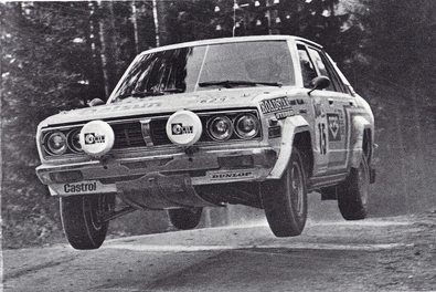 Erkki Pitkanen - Juhani Paalama
29º Jyväskylän Suurajot - Rally de los 1000 Lagos 1979. Datsun 160J. Clasificado 9º.

Del 24 al 28 de Agosto, Jyväskylä, Finlandia.
Superficie: tierra.

El Rally tenia un total de 1448.50 km de los que 423.50 km divididos en 45 tramos eran especiales (2 de ellas fueron canceladas SS20 y SS29).

Se inscribieron 133, tomaron la salida 128, finalizaron 74.@
Palabras clave: Datsun;Finlandia;1979;
