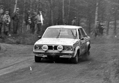 Erkki Pitkanen - Juhani Paalama
29º Jyväskylän Suurajot - Rally de los 1000 Lagos 1979. Datsun 160J. Clasificado 9º.

Del 24 al 28 de Agosto, Jyväskylä, Finlandia.
Superficie: tierra.

El Rally tenia un total de 1448.50 km de los que 423.50 km divididos en 45 tramos eran especiales (2 de ellas fueron canceladas SS20 y SS29).

Se inscribieron 133, tomaron la salida 128, finalizaron 74.@
Palabras clave: Datsun;Finlandia;1979