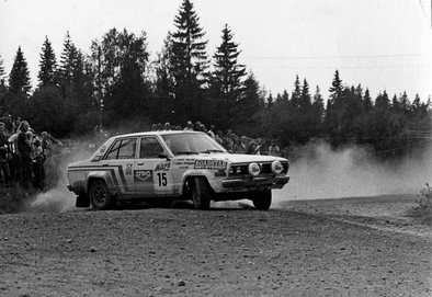 Erkki Pitkanen - Juhani Paalama
29º Jyväskylän Suurajot - Rally de los 1000 Lagos 1979. Datsun 160J. Clasificado 9º.

Del 24 al 28 de Agosto, Jyväskylä, Finlandia.
Superficie: tierra.

El Rally tenia un total de 1448.50 km de los que 423.50 km divididos en 45 tramos eran especiales (2 de ellas fueron canceladas SS20 y SS29).

Se inscribieron 133, tomaron la salida 128, finalizaron 74.@
Palabras clave: Datsun;Finlandia;1979