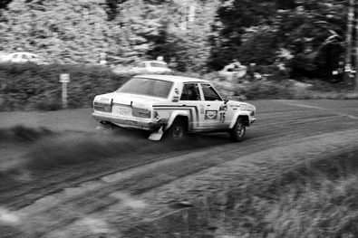 Erkki Pitkanen - Juhani Paalama
29º Jyväskylän Suurajot - Rally de los 1000 Lagos 1979. Datsun 160J. Clasificado 9º.

Del 24 al 28 de Agosto, Jyväskylä, Finlandia.
Superficie: tierra.

El Rally tenia un total de 1448.50 km de los que 423.50 km divididos en 45 tramos eran especiales (2 de ellas fueron canceladas SS20 y SS29).

Se inscribieron 133, tomaron la salida 128, finalizaron 74.@
Palabras clave: Datsun;Finlandia;1979
