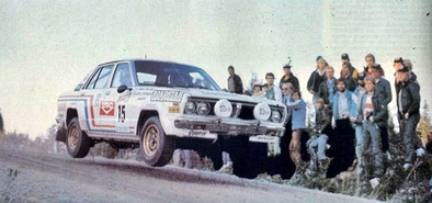 Erkki Pitkanen - Juhani Paalama
29º Jyväskylän Suurajot - Rally de los 1000 Lagos 1979. Datsun 160J. Clasificado 9º.

Del 24 al 28 de Agosto, Jyväskylä, Finlandia.
Superficie: tierra.

El Rally tenia un total de 1448.50 km de los que 423.50 km divididos en 45 tramos eran especiales (2 de ellas fueron canceladas SS20 y SS29).

Se inscribieron 133, tomaron la salida 128, finalizaron 74.@
Palabras clave: Datsun;Finlandia;1979;