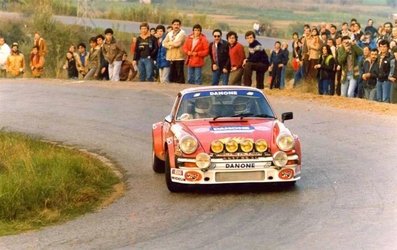 Juan Fernandez - Joan Aymami
21º Rally 2000 Viratges 1979. Porsche 911 SC. Clasificado 9º.

Del 2 al 4 de Noviembre, Manresa, Barcelona, Catalunya, España.
Superficie: asfalto.

El Rally tenía 164.80 km cronometrados.

Tomaron la salida 84 equipos, desconocemos cuantos consiguieron acabar.

Foto en SS Pont de Vilomara - Manresa. 
En la mí­tica curva/paella poco antes del final de tramo.@
Palabras clave: Juan_Fernadez;2000_Viratges;Porsche;1979