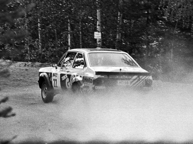Hannu Valtaharju - Risto Anttila
29º 1000 Lakes Rally 1979. Ford Escort RS1800. Clasificado 11º.
El Rally tenia un total de 1460 km de los que 424 km divididos en 45 tramos, eran especiales, (2 de ellas fueron canceladas SS20 y SS29).
Se inscribieron 133 equipos, tomaron la salida 128, finalizaron 74.@
Palabras clave: Ford;Escort;Finlandia;1979