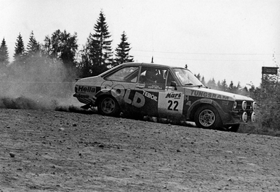 Hannu Valtaharju - Risto Anttila
29º 1000 Lakes Rally 1979. Ford Escort RS1800. Clasificado 11º.
El Rally tenia un total de 1460 km de los que 424 km divididos en 45 tramos, eran especiales, (2 de ellas fueron canceladas SS20 y SS29).
Se inscribieron 133 equipos, tomaron la salida 128, finalizaron 74.@
Palabras clave: Ford;Escort;Finlandia;1979